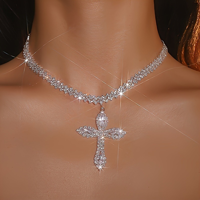 Women'S Fashion Show - Elegante Luxus-Halskette mit eingelegtem synthetischem Zirkonia,